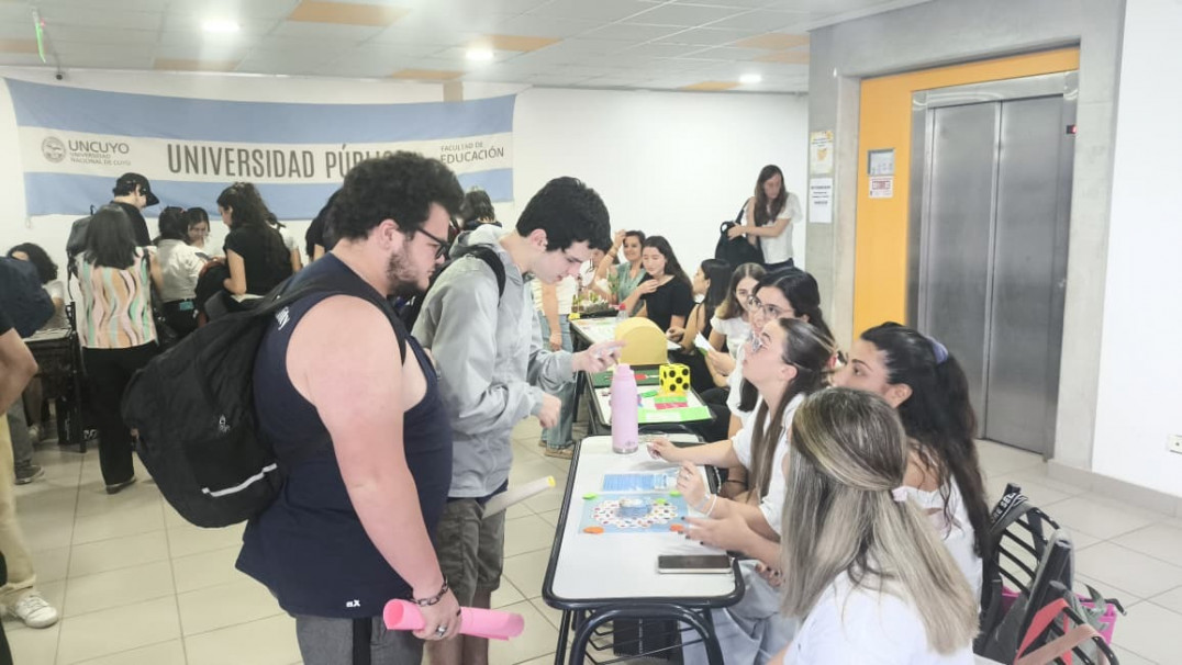 imagen Estudiantes de diferentes carreras de la Facultad de Educación expusieron juegos de mesa para el ámbito educativo