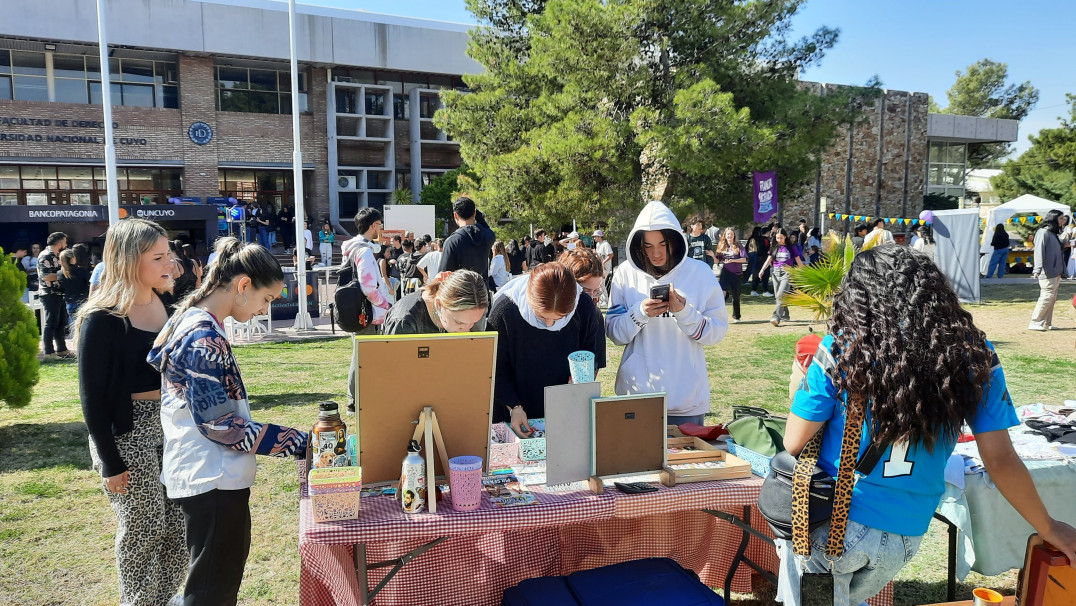 imagen Estudiantes celebraron su día con música, juegos y sorteos