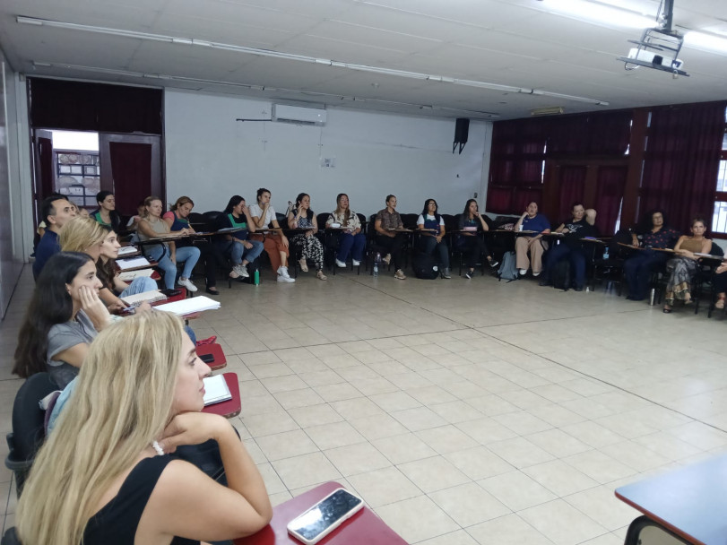 imagen Especialista en Terapia del Lenguaje de Hungría visitó la Facultad de Educación