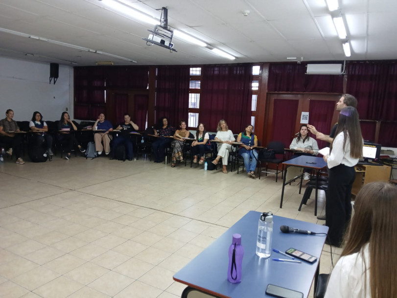 imagen Especialista en Terapia del Lenguaje de Hungría visitó la Facultad de Educación