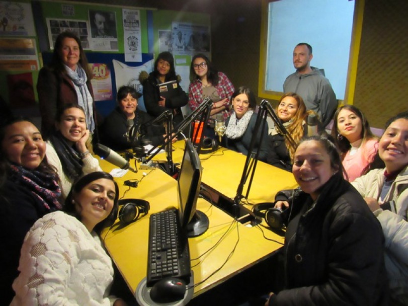 imagen Estudiantes y profesores visitaron la Radio Comunitaria Cuyum