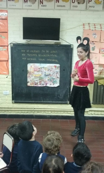 imagen Estudiantes de la facultad narraron cuentos a los alumnos de la ECVA de una manera muy especial