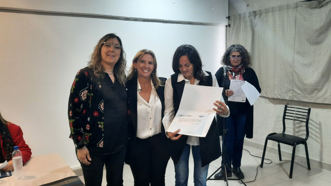 imagen Entrega de la distinción a Rebeca Randis, hija de López. 