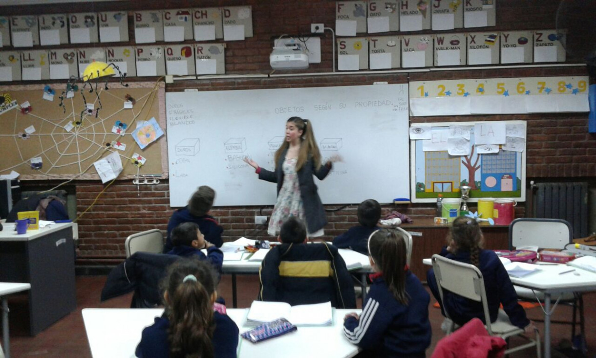 imagen Estudiantes de la facultad narraron cuentos a los alumnos de la ECVA de una manera muy especial