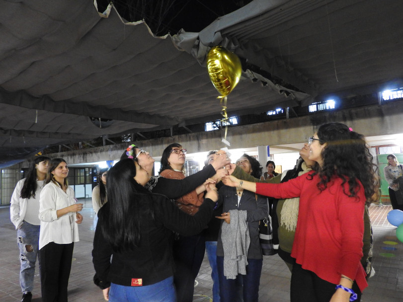 imagen Estudiantes de segundo año de la TUES organizaron un festejo a estudiantes de tercero que terminaron el cursado de su carrera