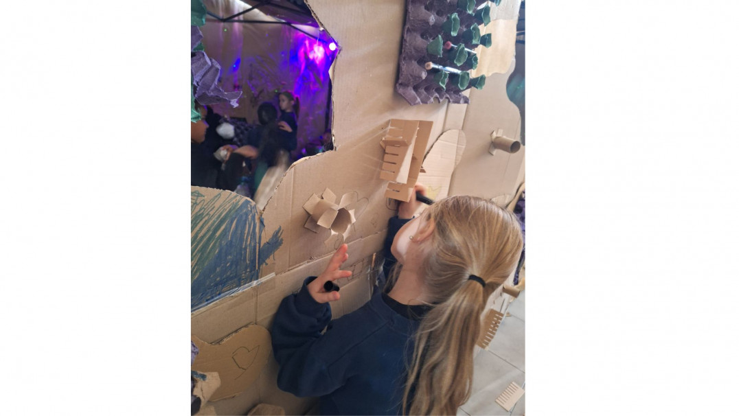 imagen Crearon instalaciones artísticas para niños en la Escuela Vera Arenas y el jardín Caritas Dulces