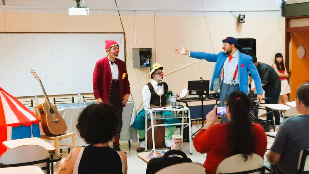 imagen Una performance de clowns inauguró un Encuentro de Educación Social
