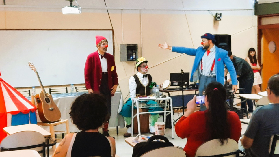 imagen Una performance de clowns inauguró un Encuentro de Educación Social