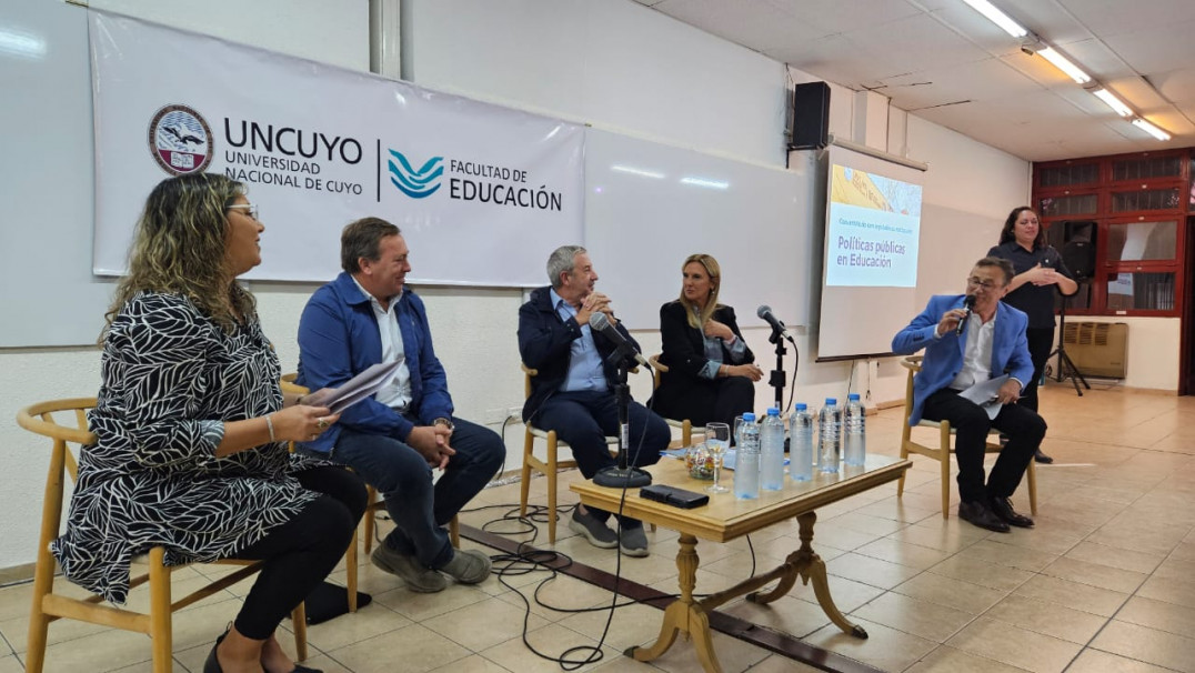 imagen Julio Cobos y Martín Aveiro analizaron políticas públicas en Educación con la comunidad de la Facultad 