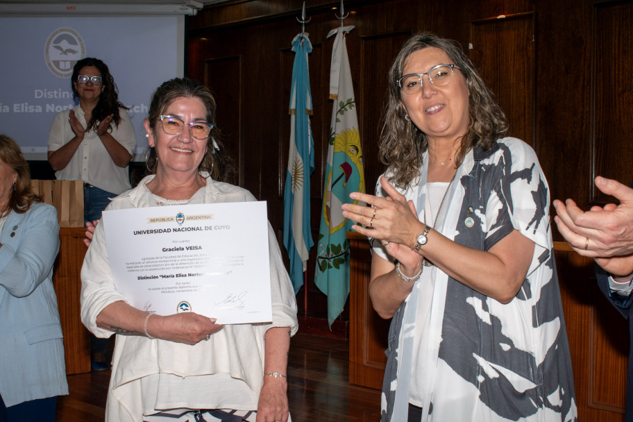 imagen Estudiantes y graduados de la Facultad de Educación recibieron la distinción en honor a María Elisa Norton