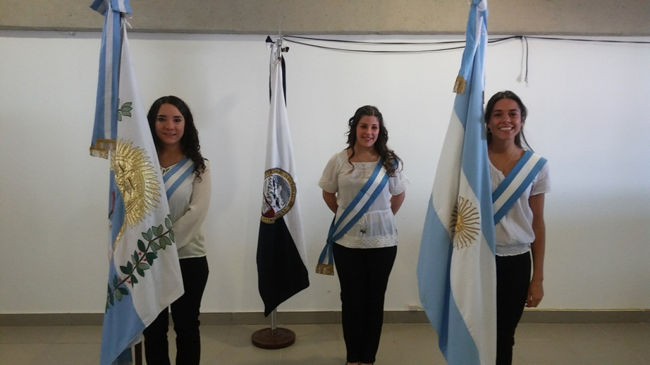 imagen Se realizó el acto de entrega de los atributos a las abanderadas y escoltas