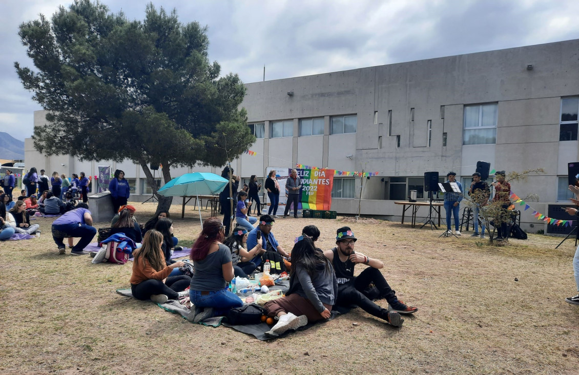 imagen La Facultad de Educación celebró con los estudiantes en su día