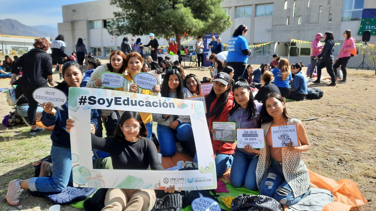 imagen La Facultad de Educación celebró con estudiantes en su día