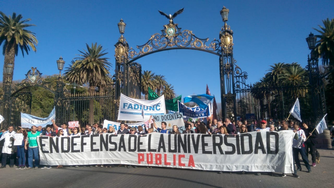 imagen Marcha en defensa de la universidad pública, gratuita, laica, popular, inclusiva y de calidad