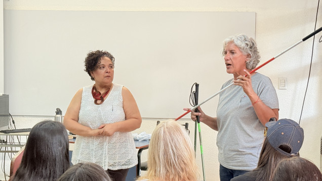 imagen Ofrecieron técnicas de guía vidente al personal de la Facultad