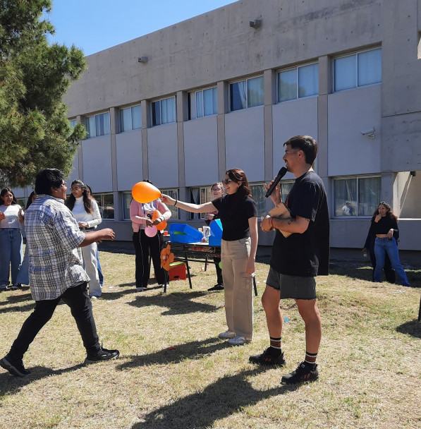 imagen Estudiantes celebraron su día con música, juegos y sorteos