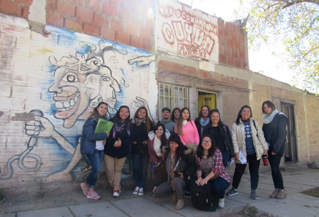 imagen Estudiantes y profesores visitaron la Radio Comunitaria Cuyum