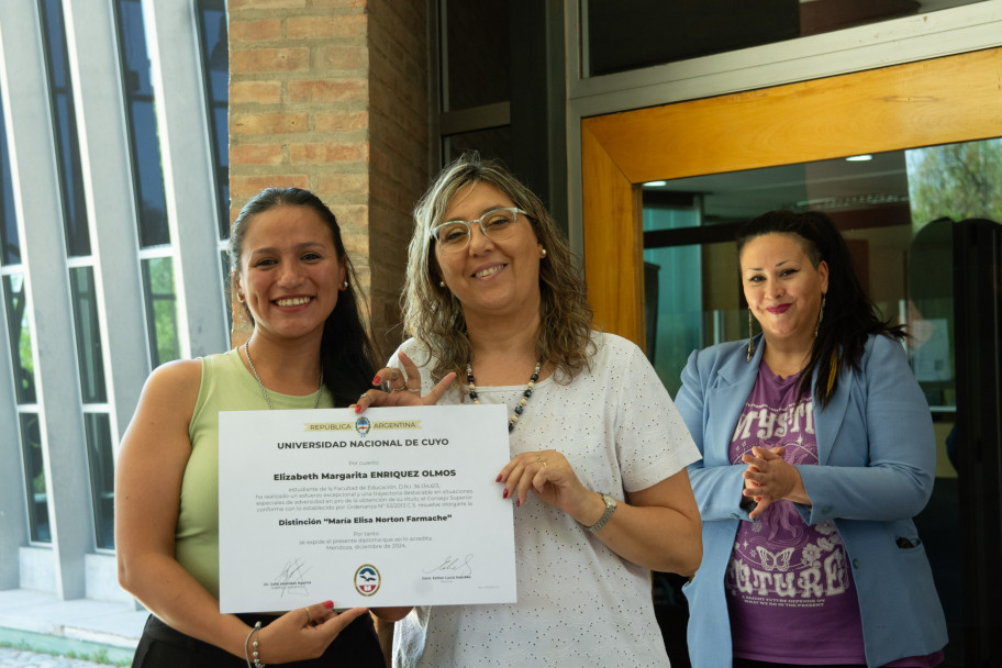 imagen Distinguieron a estudiantes de la Facultad de Educación con el premio "María Elisa Norton Farmache" 