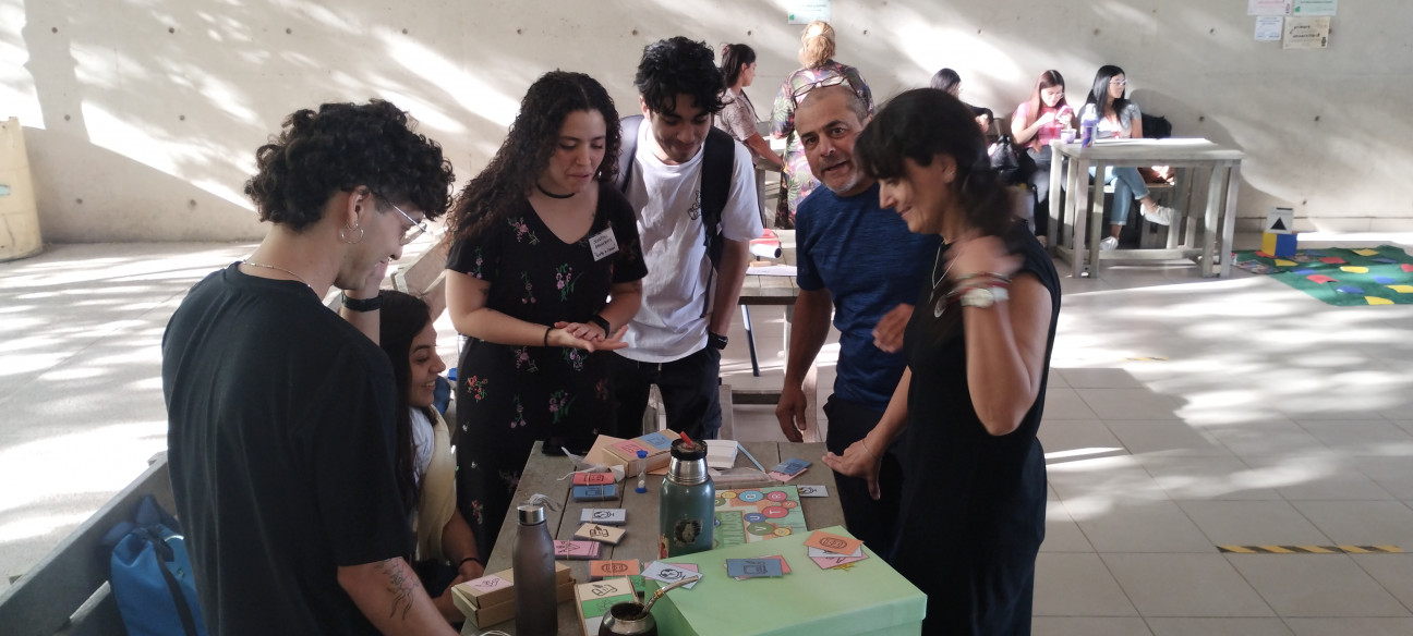 imagen Estudiantes de la Facultad de Educación presentaron juegos de mesa educativos en clase pública