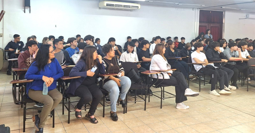 imagen Estudiantes de la Escuela Martín Zapata visitaron la Facultad de Educación.