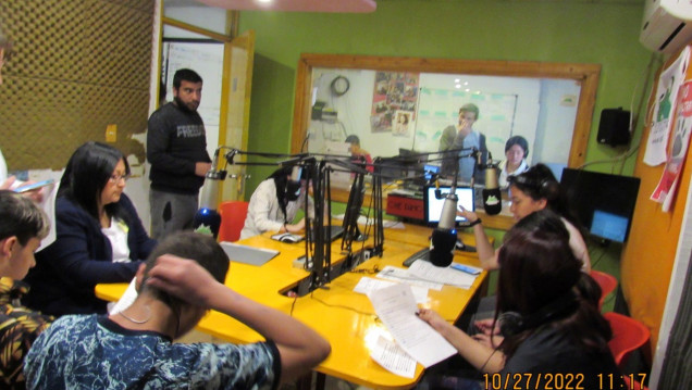 imagen Estudiantes de la Facultad de Educación acompañaron a niñes a transmitir noticias por Radio Cuyum