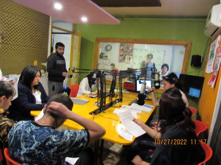 imagen Estudiantes de la Facultad de Educación acompañaron a niñes a transmitir noticias por Radio Cuyum