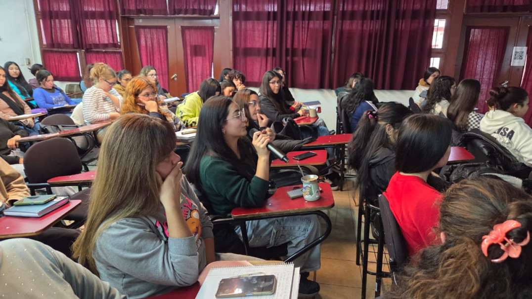 imagen Del aula a la pantalla: estudiantes dialogaron por streaming con la autora de una obra que analizan