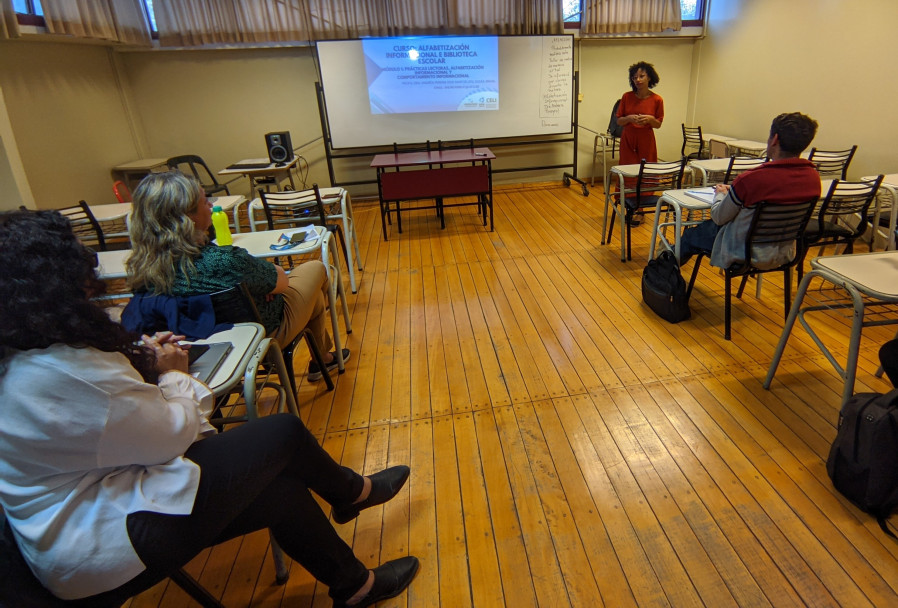 imagen Docente de Brasil capacitó en alfabetización informacional y bibliotecas escolares