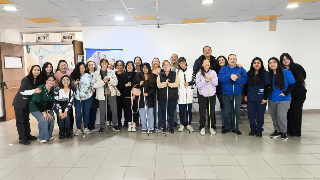 imagen Docentes, estudiantes y usuarios del Servicio de Rehabilitación Básica y Visual.