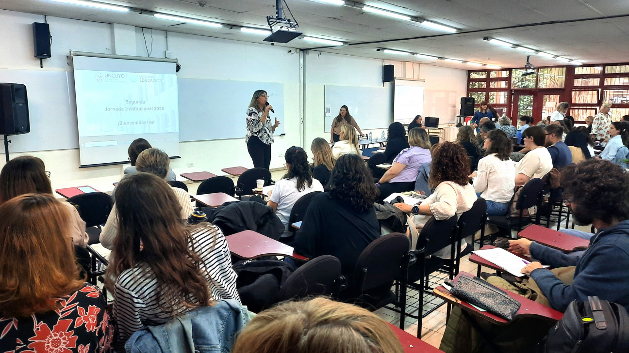 imagen Docentes de la Facultad de Educación se preparan en conjunto para comenzar el ciclo lectivo