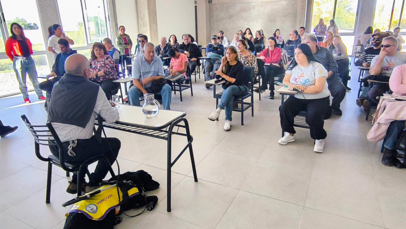 imagen Un usuario de perro guía y su perra fueron protagonistas de una charla abierta en la Facultad de Educación