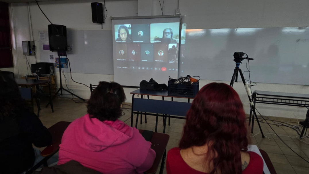 imagen Del aula a la pantalla: estudiantes dialogaron por streaming con la autora de una obra que analizan