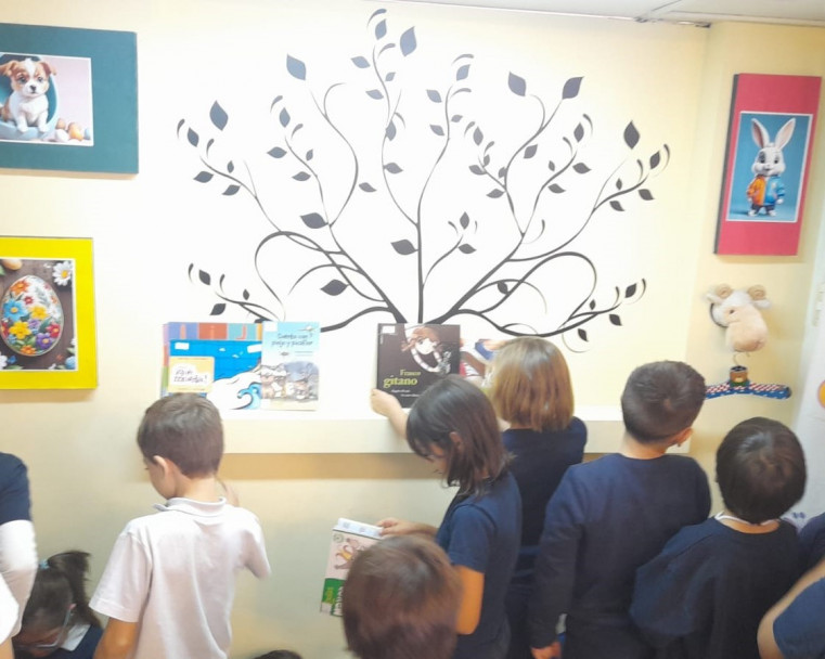 imagen Nombraron "Bajo el árbol de los cuentos" el nuevo rincón infantil de la Biblioteca de Educación