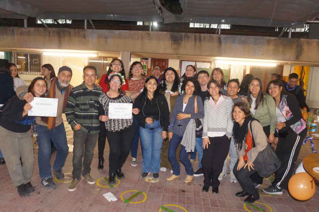imagen Estudiantes de segundo año de la TUES organizaron un festejo a estudiantes de tercero que terminaron el cursado de su carrera