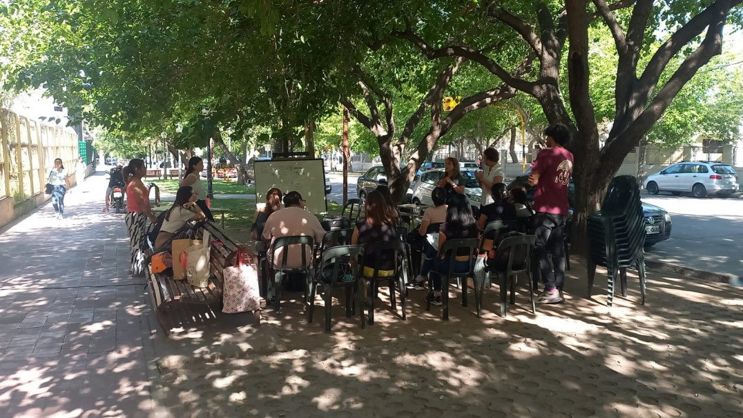 imagen Clases públicas: la Facultad de Educación llevó sus aulas a la vereda