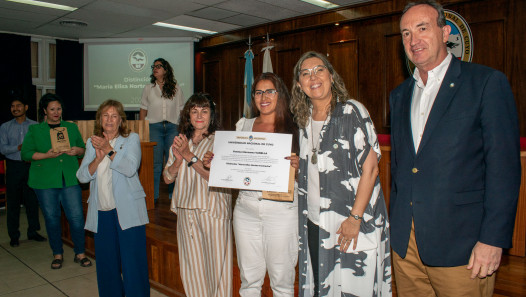 imagen Estudiantes y graduados de la Facultad de Educación recibieron la distinción en honor a María Elisa Norton