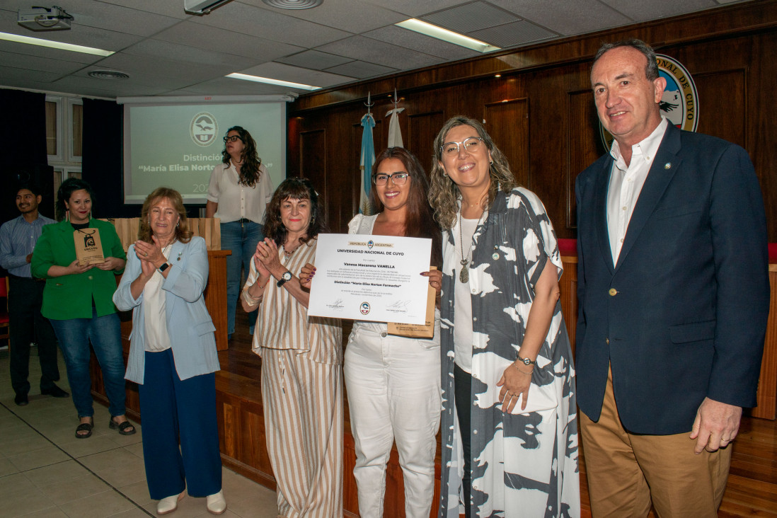 imagen Estudiantes y graduados de la Facultad de Educación recibieron la distinción en honor a María Elisa Norton