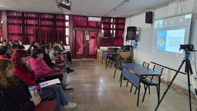 imagen Del aula a la pantalla: estudiantes dialogaron por streaming con la autora de una obra que analizan