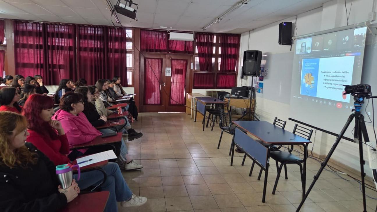 imagen Del aula a la pantalla: estudiantes dialogaron por streaming con la autora de una obra que analizan