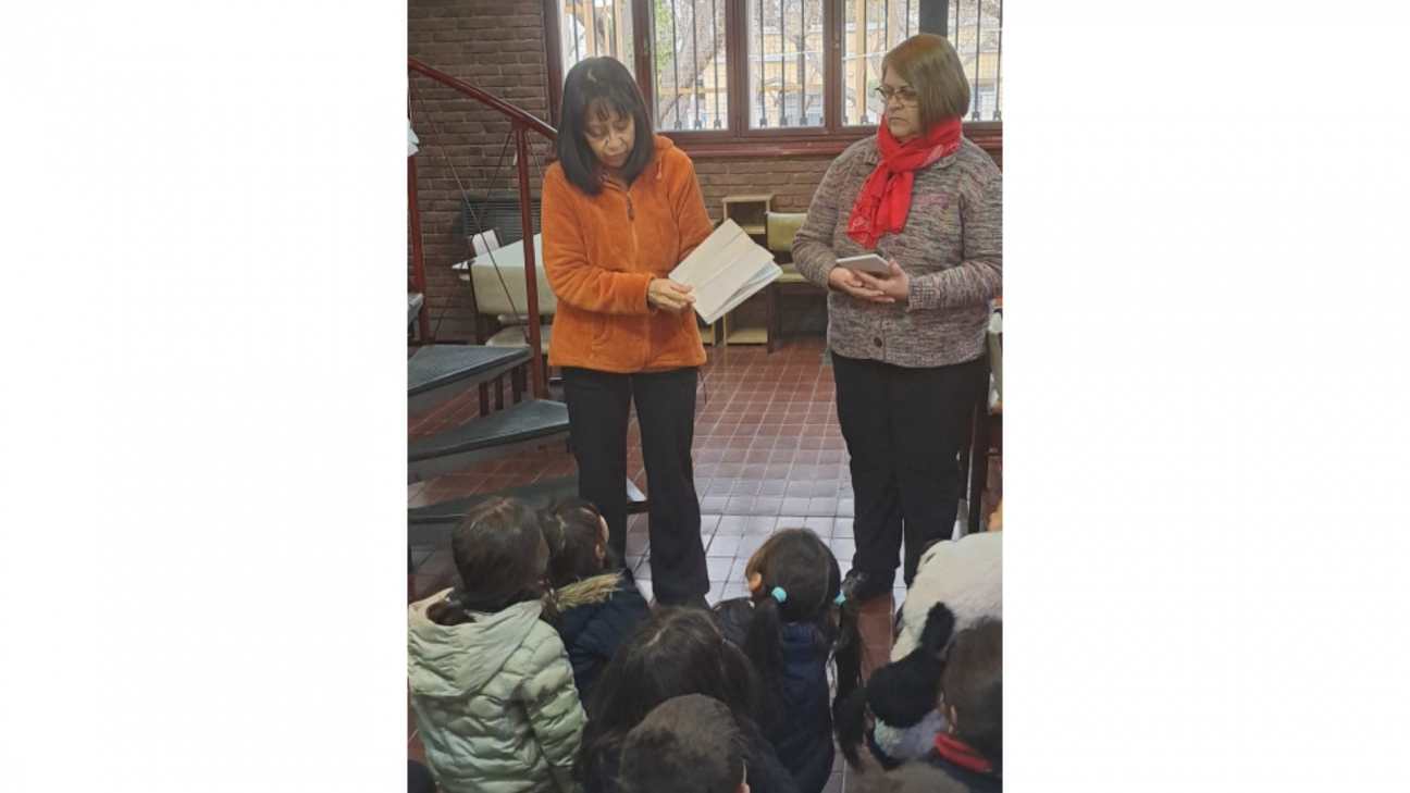 imagen Estudiantes de la Escuela Carmen Vera Arenas visitaron la Biblioteca de la Facultad