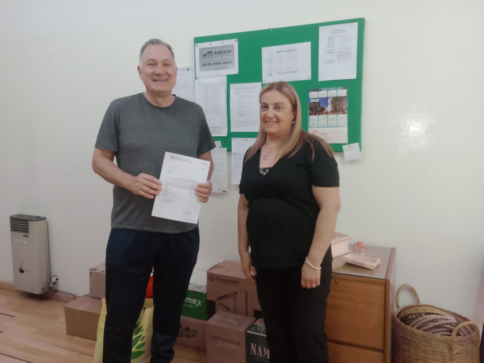 imagen Entregaron donaciones de alimentos no perecederos