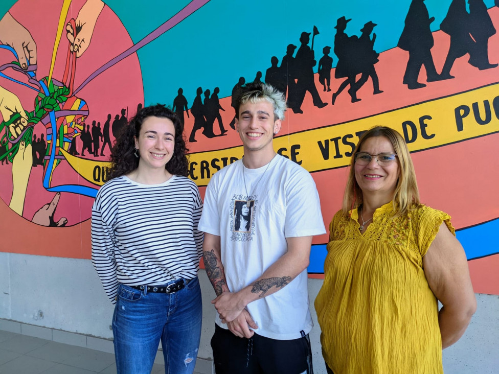 imagen Dos estudiantes españoles estudian en la Facultad de Educación