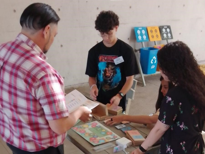 imagen Estudiantes de la Facultad de Educación presentaron juegos de mesa educativos en clase pública