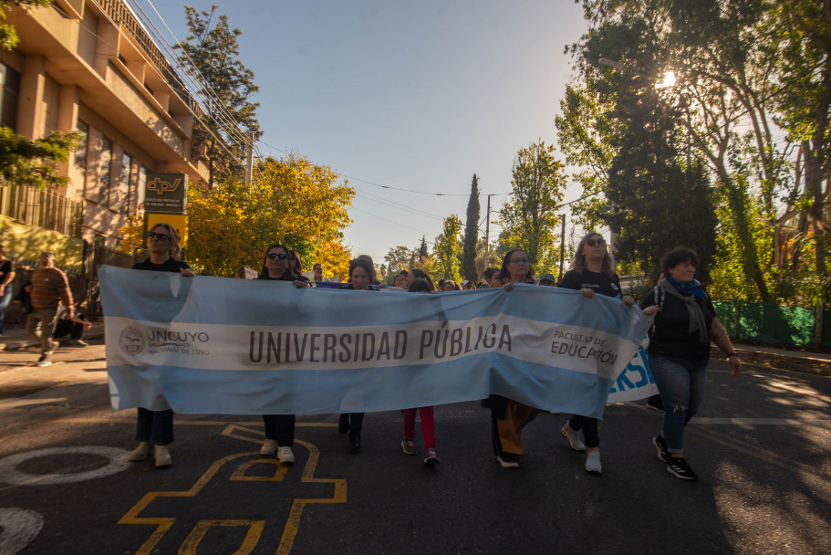 imagen La Facultad de Educación marchó por el financiamiento de las universidades públicas