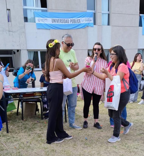 imagen Estudiantes celebraron su día con música, juegos y sorteos