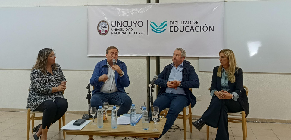 imagen Julio Cobos y Martín Aveiro analizaron políticas públicas en Educación con la comunidad de la Facultad 