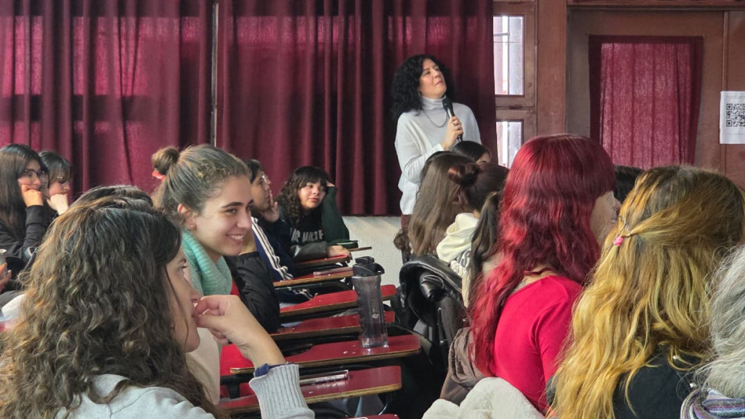 imagen Del aula a la pantalla: estudiantes dialogaron por streaming con la autora de una obra que analizan