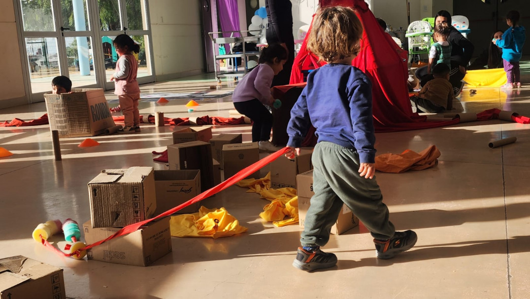 imagen Crearon instalaciones artísticas para niños en la Escuela Vera Arenas y el jardín Caritas Dulces