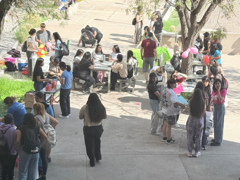 imagen Estudiantes celebraron su día con música, juegos y sorteos