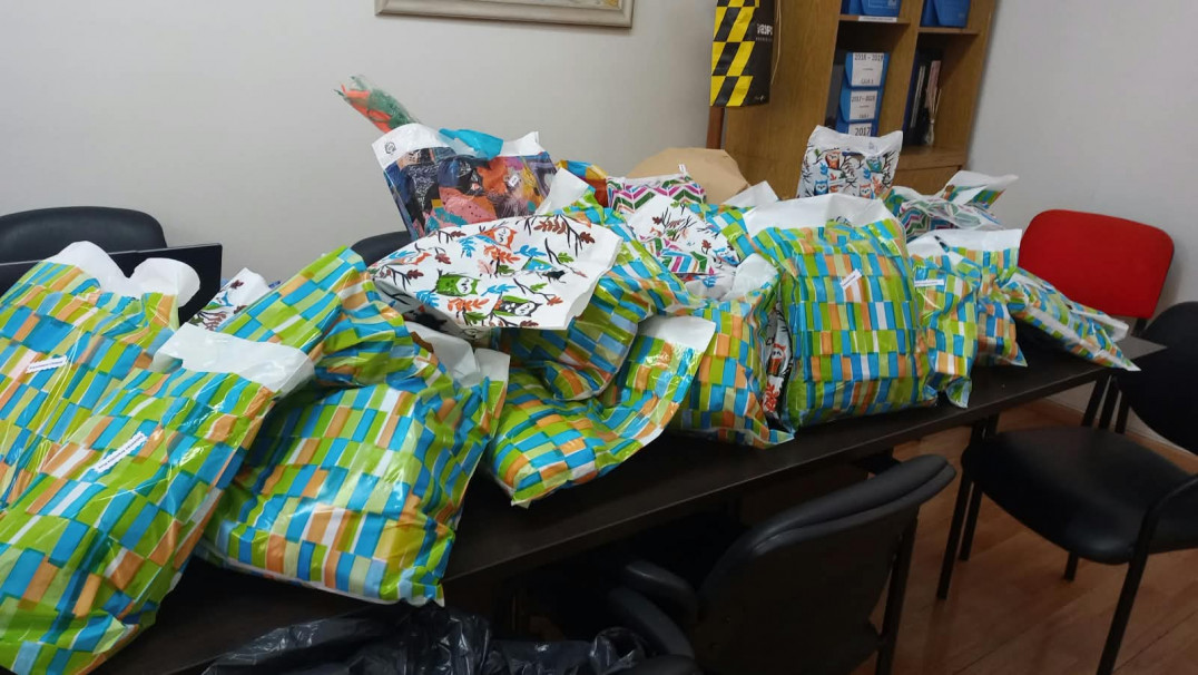 imagen Más de 30 niños y niñas del merendero "Dejando Huellas" recibieron donaciones de la Facultad de Educación de la UNCuyo